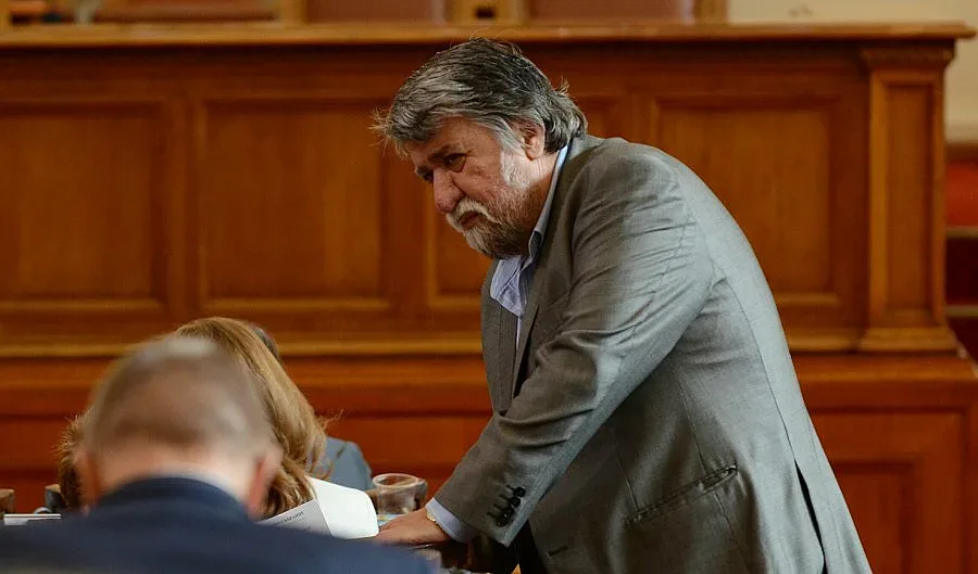 Рашидов подал сигнал, че НДК се източва