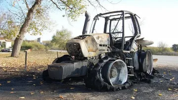 Тракторист с тежки изгаряния при пожар на земеделски машини