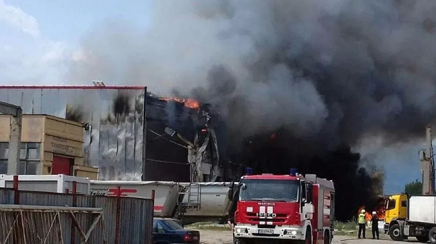 Горя склад до бензиностанция край София /ОБНОВЕНА/