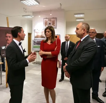 Съпругата на президента игра хоро пред Народния театър