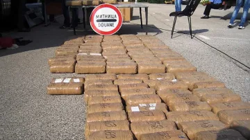 Нервен шофьор изгърмя с 172 пакета трева