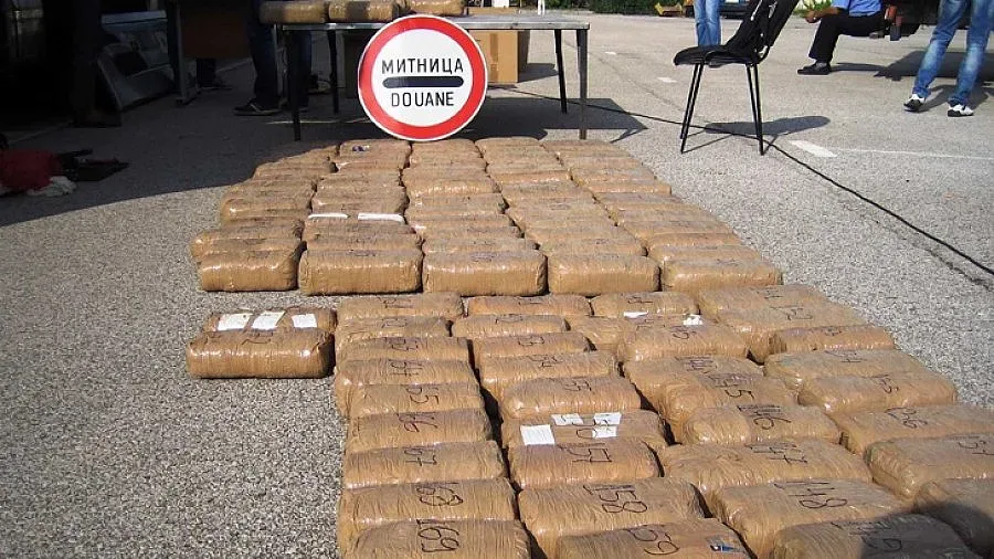 Нервен шофьор изгърмя с 172 пакета трева