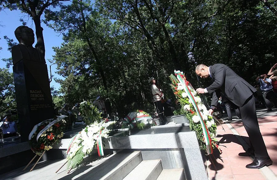 Осветиха паметника на Левски във Военна академия /ОБНОВЕНА/