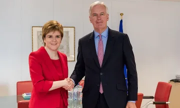 Шотландия и Уелс скочиха на Мей