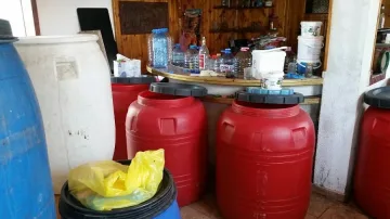 Спипаха нелегален алкохол край морето