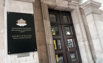 Бял мерцедес ме преследва до вуза