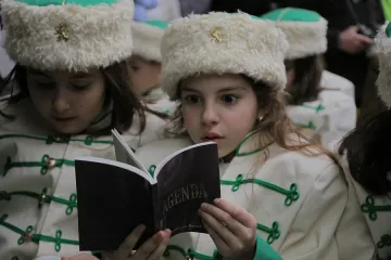 Деца влизат в килията на Дякона