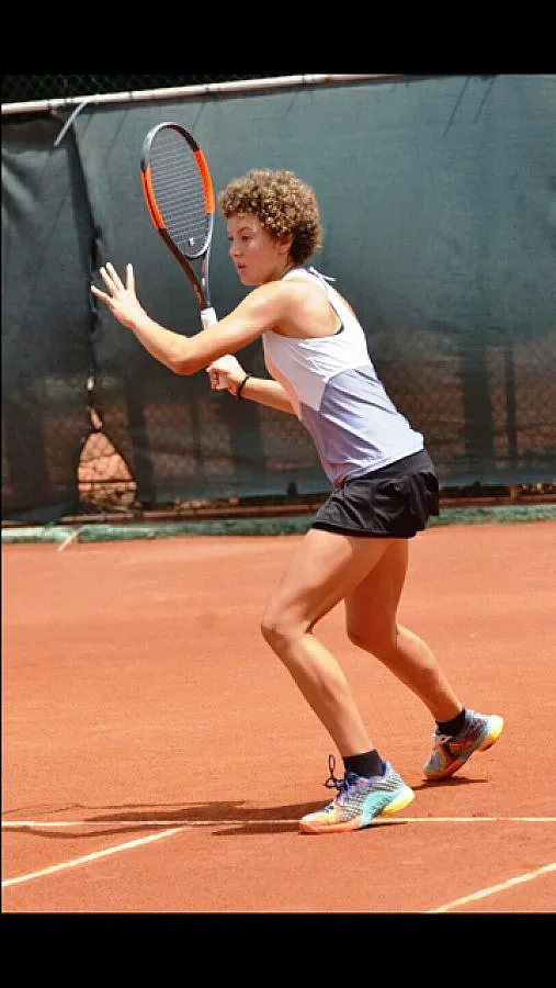 Българска тенисистка бие в Румъния на 38 градуса жега