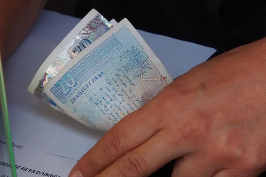 Обвиниха депутат в купуване на гласове