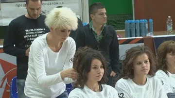 Ваня от Пазарджик влезе в "Гинес" с 330 прически за 8 часа