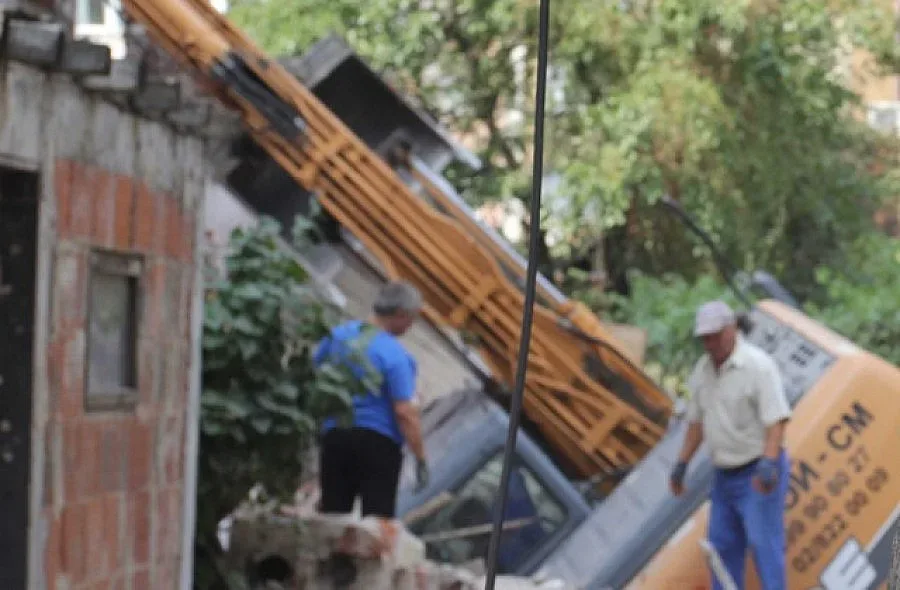 Затиснатите от багер са вън от опасност