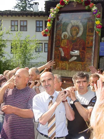 Вярващи се събират в Троянския манастир