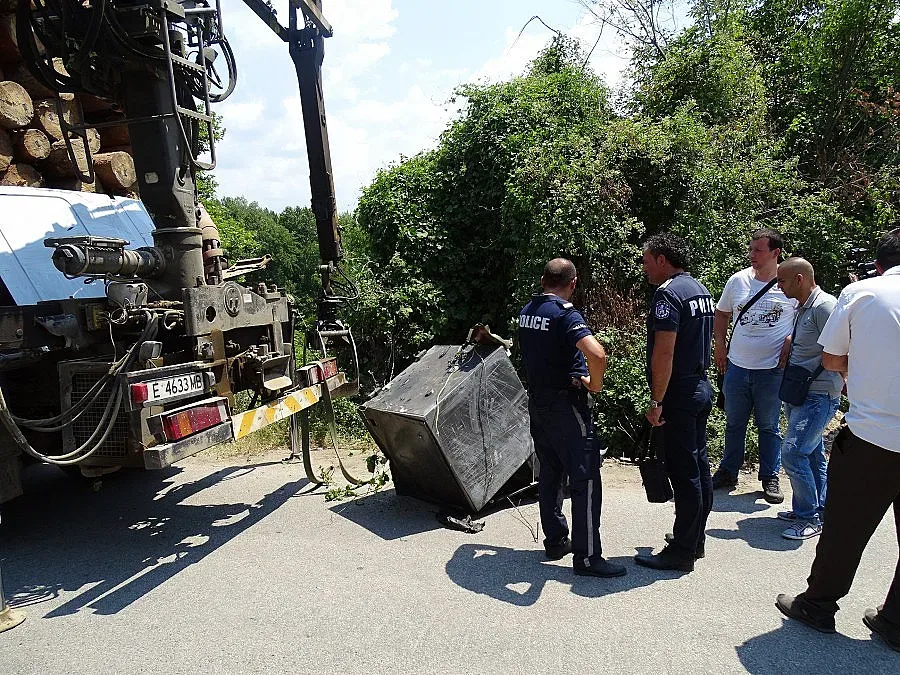 Извадиха от дере задигнат банкомат