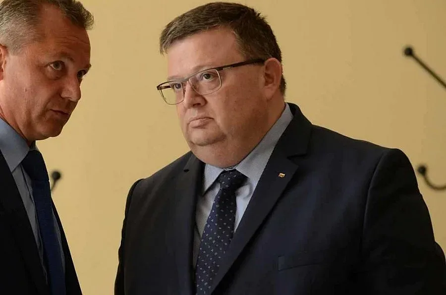 Цацаров иска освобождаване на прокурор за участие в престъпна група