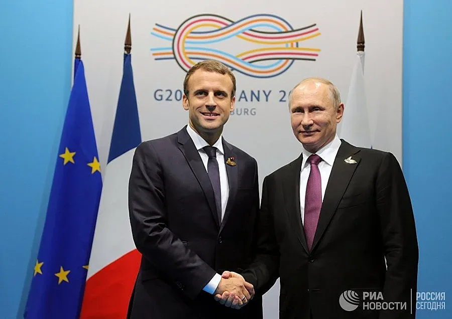 Макрон се извинява на Путин