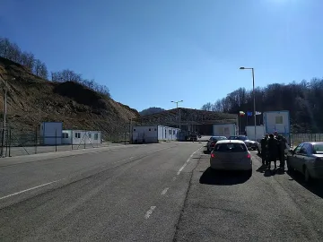 Наплив по границата за плаж в Гърция