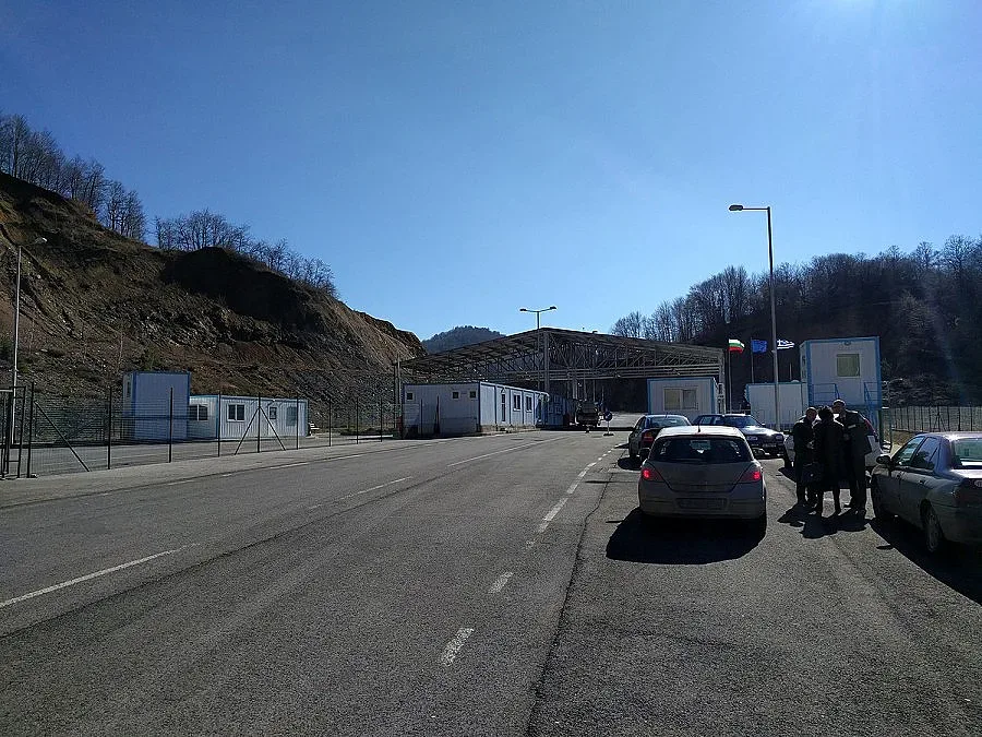 Наплив по границата за плаж в Гърция