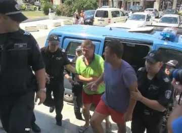 Домашен арест за биячи на полицаи