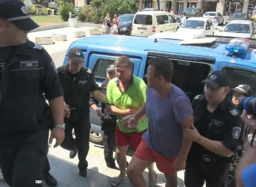 Домашен арест за биячи на полицаи