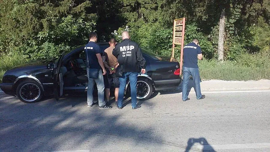 Хванаха пожарникар с анфети