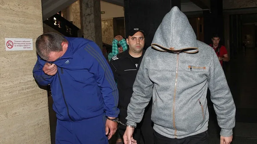 Крадците от инкасото остават в ареста