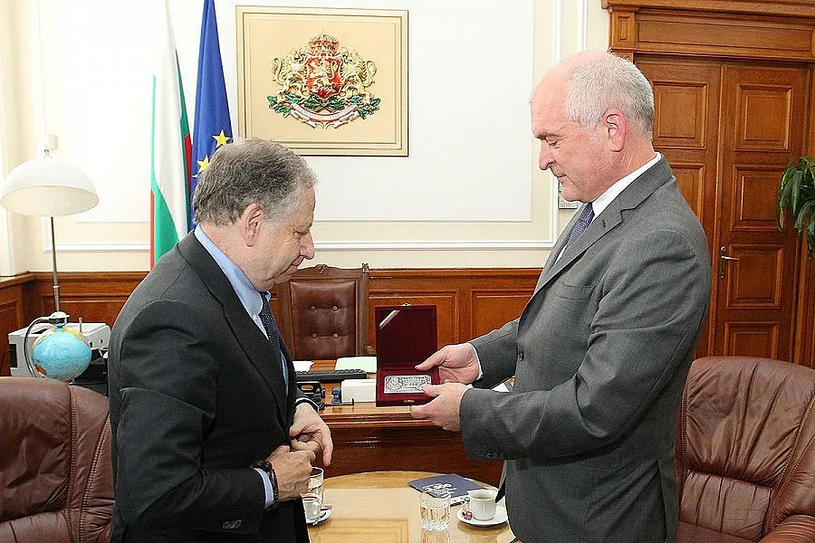 Жан Тодт с почетен плакет на Народното събрание