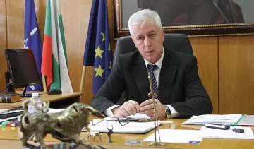 Министър Петров поиска оставката на доц. Хинков