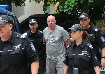 Шведът остава в килията