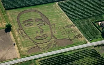 Тракторист "изрисува" Путин на полето