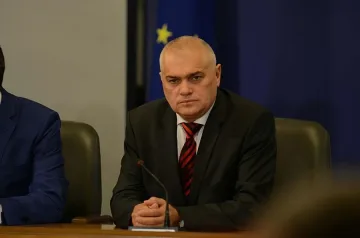 Радев обвини полицаите, че заиграват с опозицията