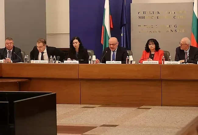 Шок с пенсиите! Жега на Тристранката