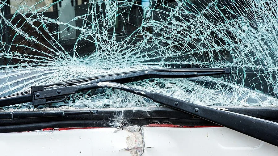 Микробус се заби в резервоара на ТИР край Разград