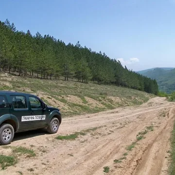 Задържаха българи за нелегален трафик на мигранти