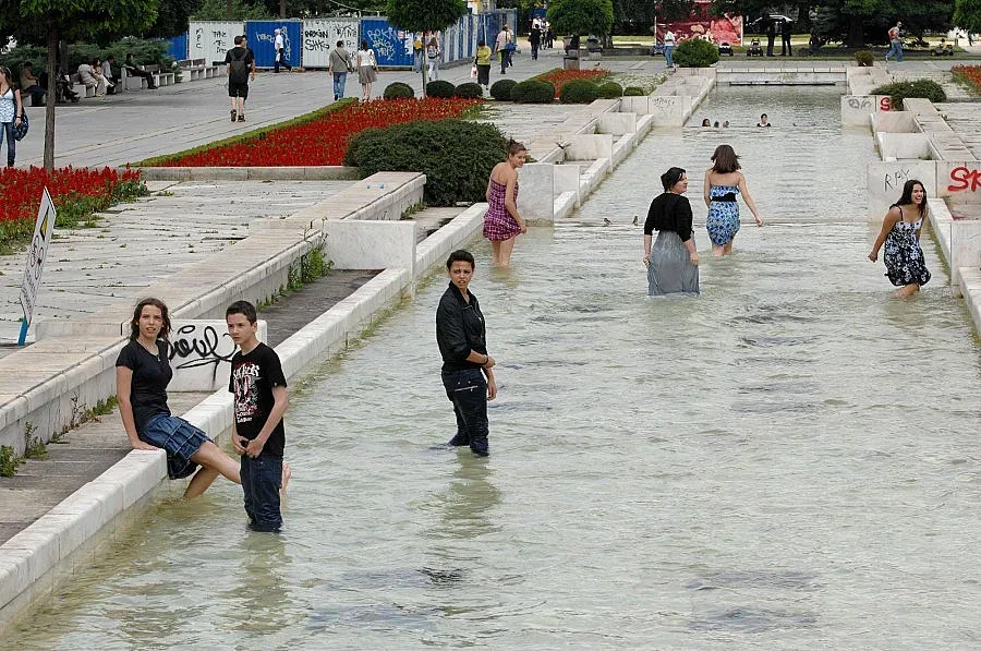 Продължават да раздават вода в София