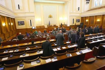 Депутатите със застраховка „Живот" за 30 000 лв.