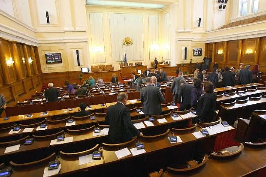 Депутатите със застраховка „Живот" за 30 000 лв.