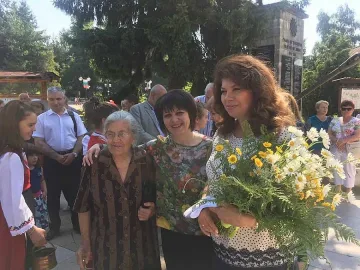 МИСИЯТА НА "СТАНДАРТ" В КАЛОФЕР: Посрещнаха Илияна Йотова с гайди, хляб и сол