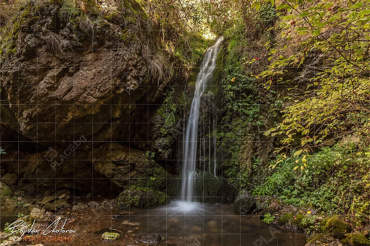 Скални тунели водят до зашеметяващ водопад и прекрасни гледки