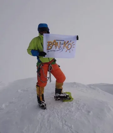 Скатов позира на връх Денали