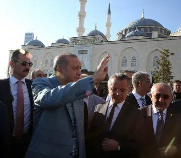 Ердоган припаднал на молитва