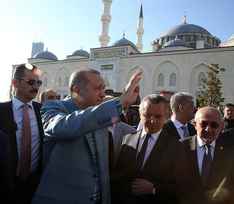 Ердоган припаднал на молитва