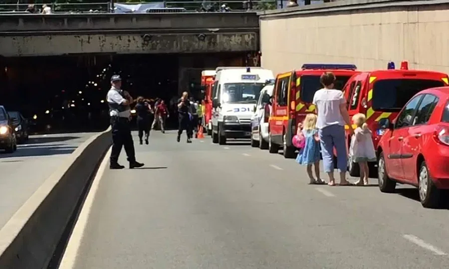 Турист бере душа в Париж