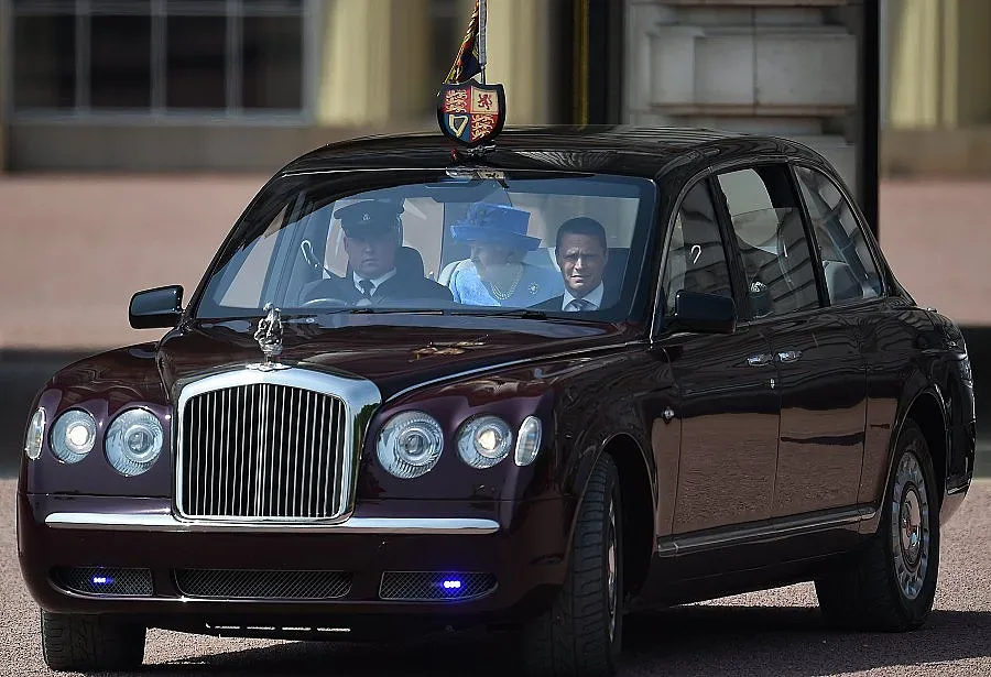 Кралицата без корона и карета за речта си в парламента