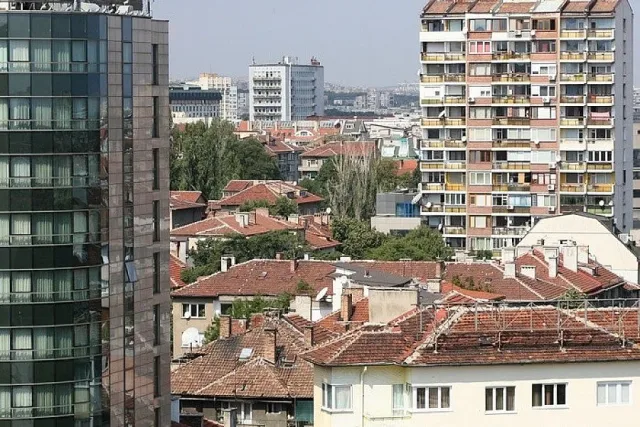 Брокери: Досега се търсеха жилища, а сега…