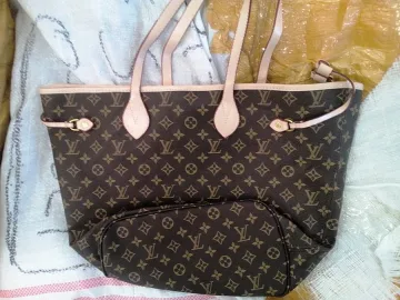 Дрехи и чанти заловиха митничари