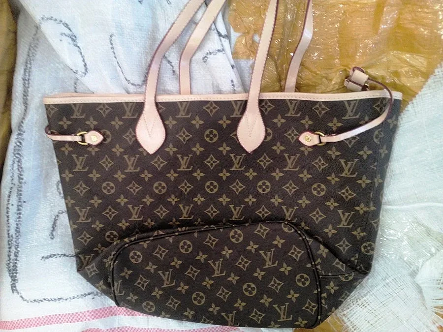 Дрехи и чанти заловиха митничари