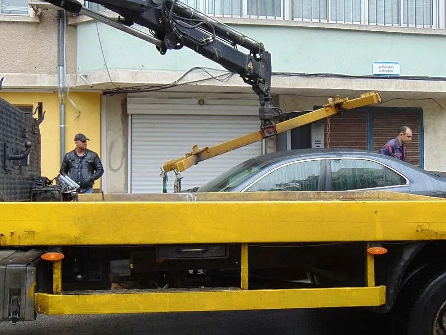 Акция: Паяци вдигат коли около Сточна гара