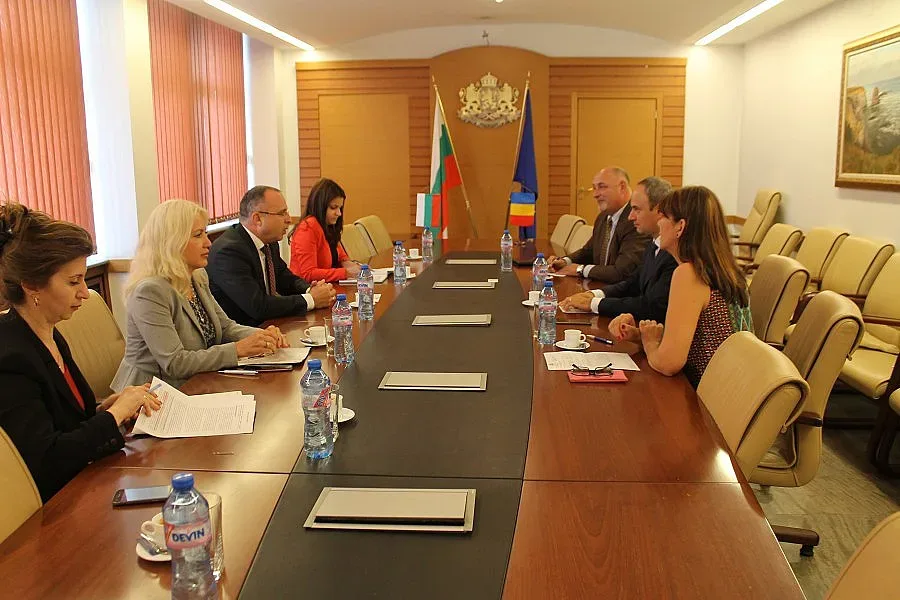 Министър Порожанов се срещна с посланика на Румъния