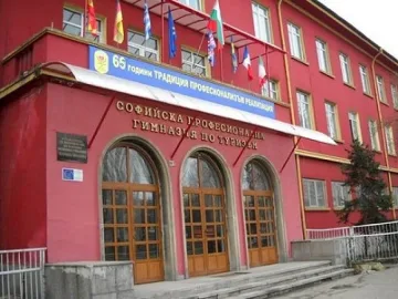 Шокиращо! Ученик преби учителка пред колегите й