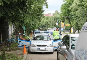 Задържаха мъжа, влачил куче с автомобил